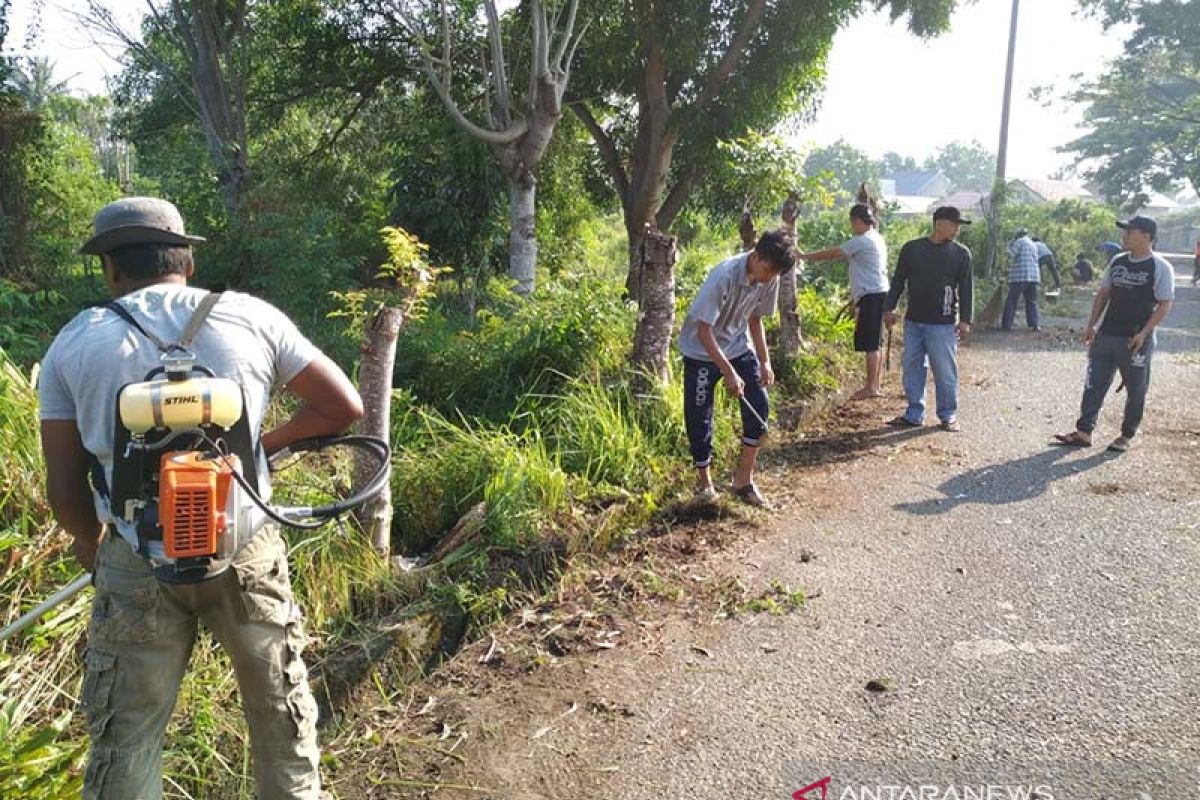 Jelang pemilu, warga jurong cot turahim bersihkan lingkungan