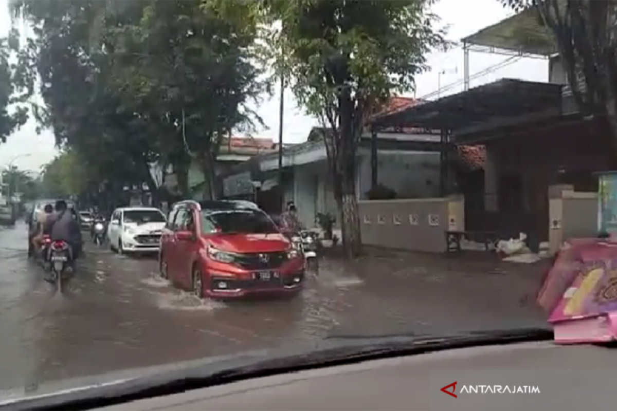 Jalur antarkabupaten di Madura tergenang banjir