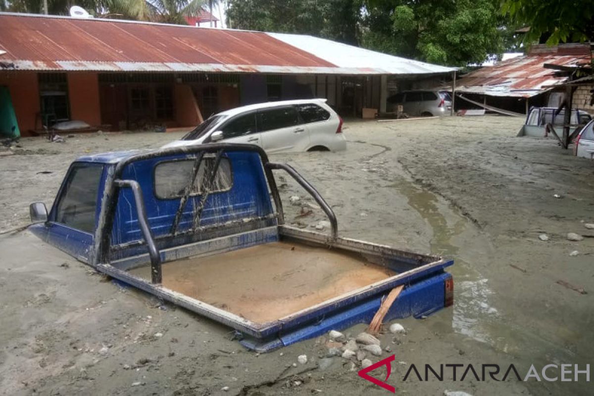 Some 1,500 residents flee their flooded homes in Jayapura district