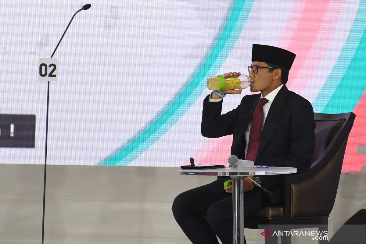 VP candidate Sandiaga Uno vows to improve contract teachers' welfare