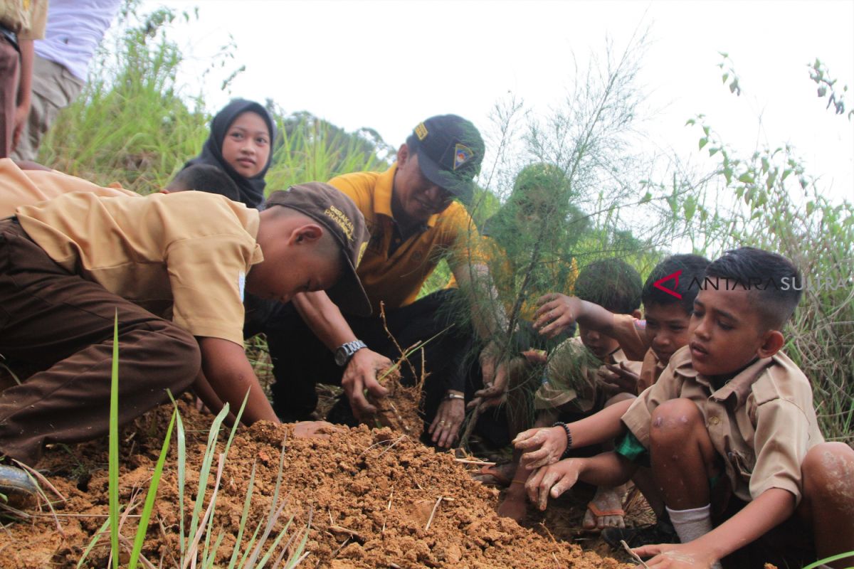 Peringati HBR, sekolah kehutanan gelar tanam pohon