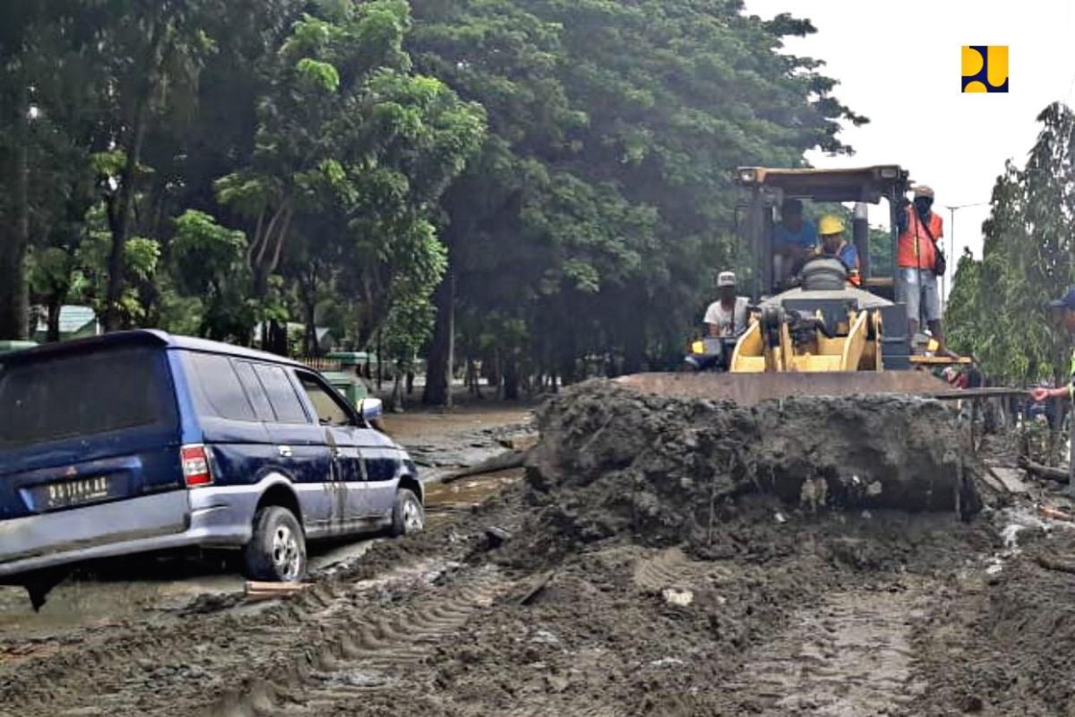 PUPR bantu evakuasi dan bersihkan jalan banjir Jayapura