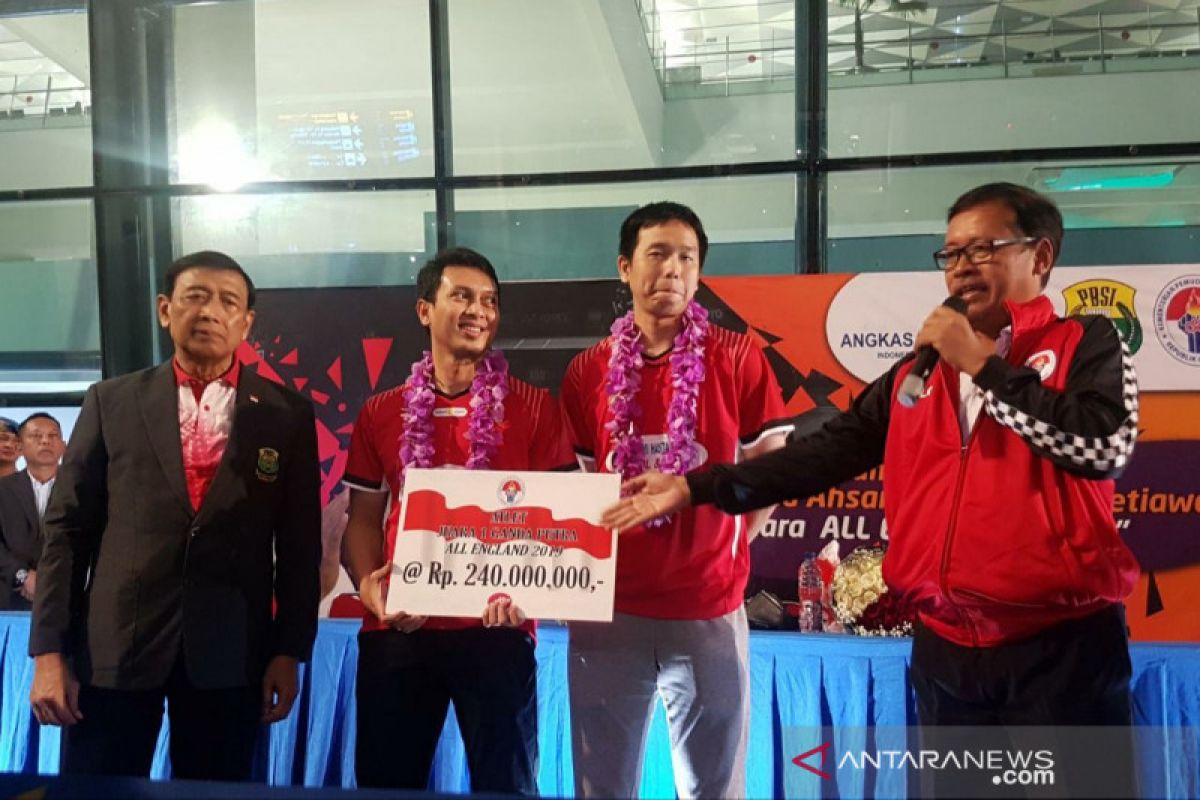 Juara All England Hendra/Ahsan disambut Wiranto di Bandara