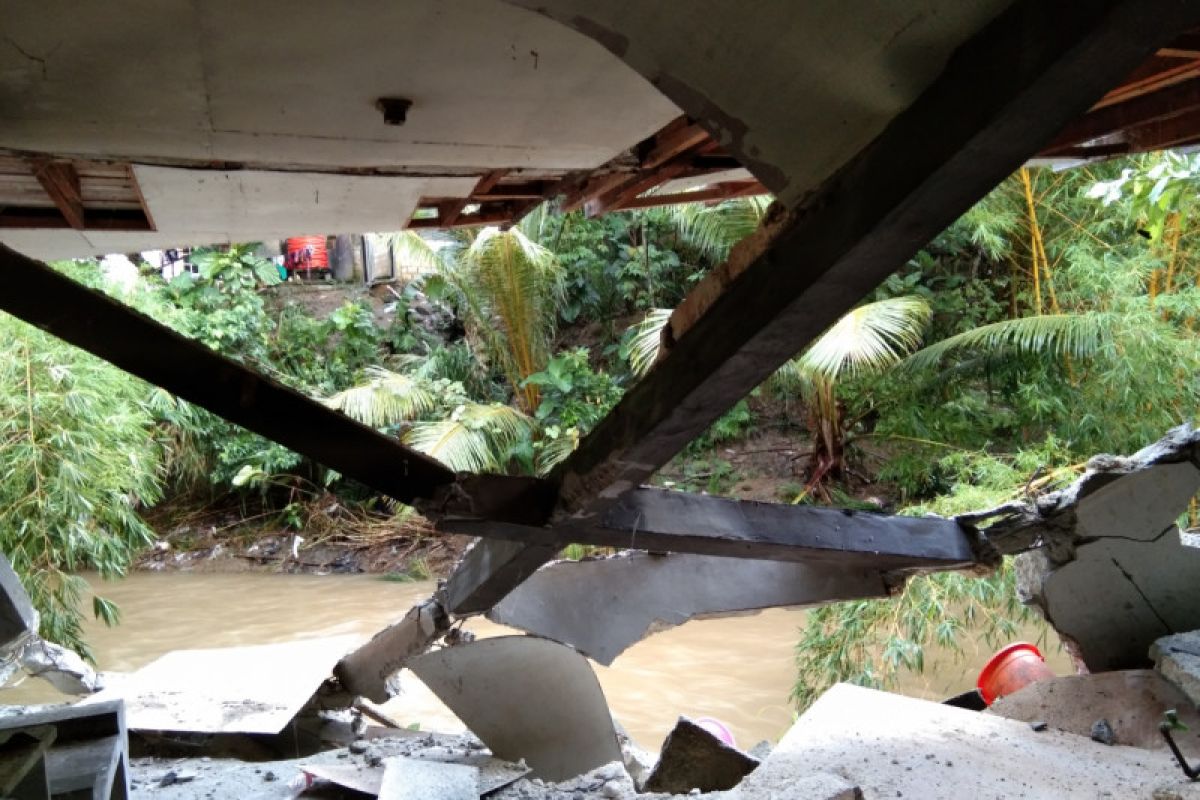 Banjir di Jayapura robohkan tembok rumah kos