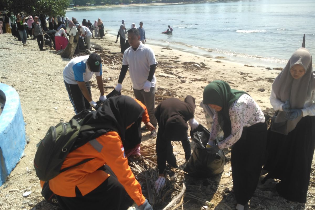 Pemilih milenial bersihkan sampah di Pantai Wisata Aceh Barat