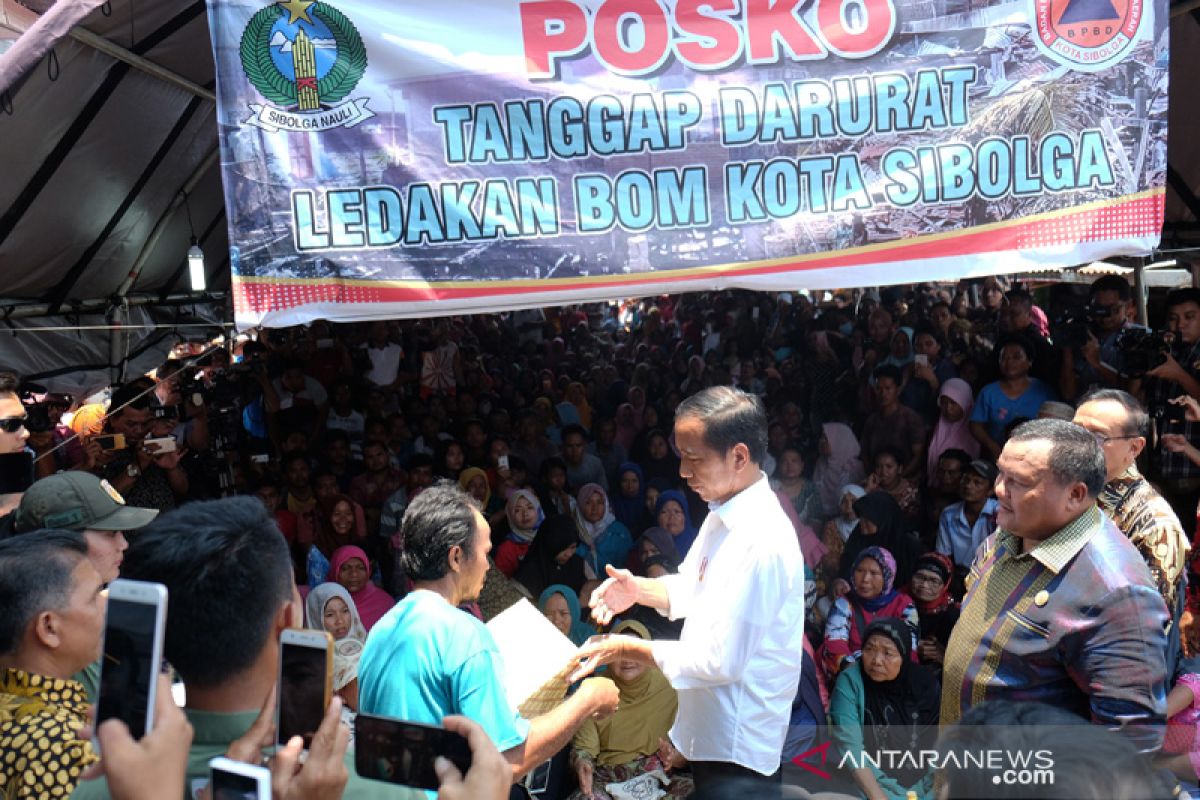 Presiden Jokowi serahkan bantuan kepada korban bom di Sibolga