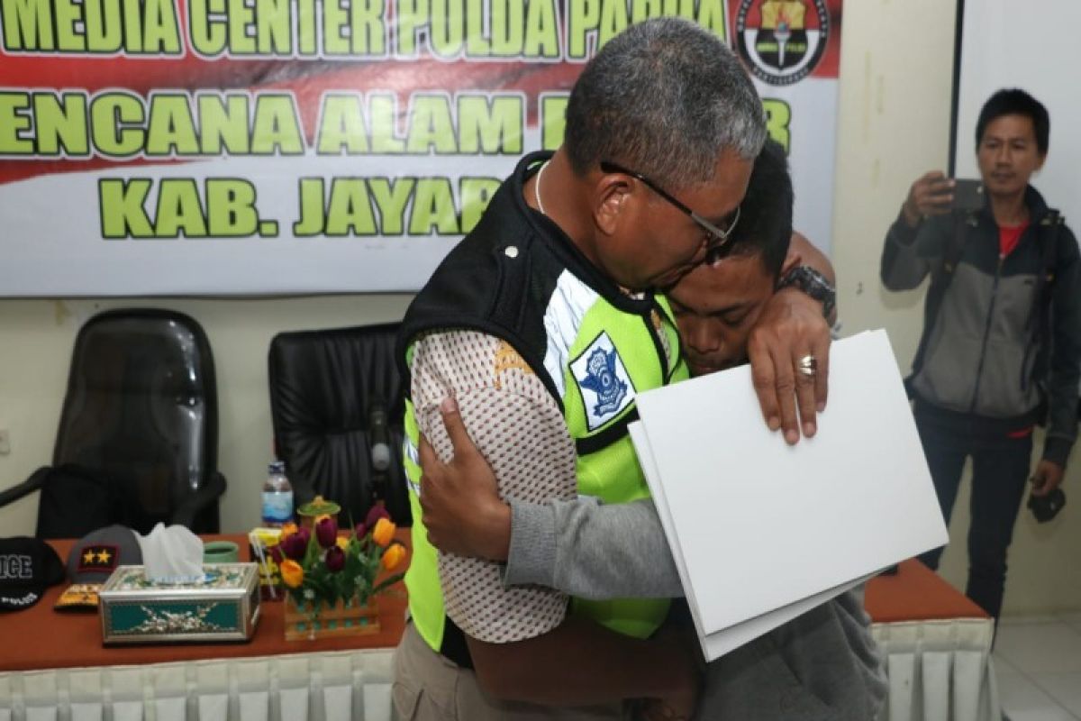 Kapolda Papua serahkan tiga jenazah korban banjir Sentani