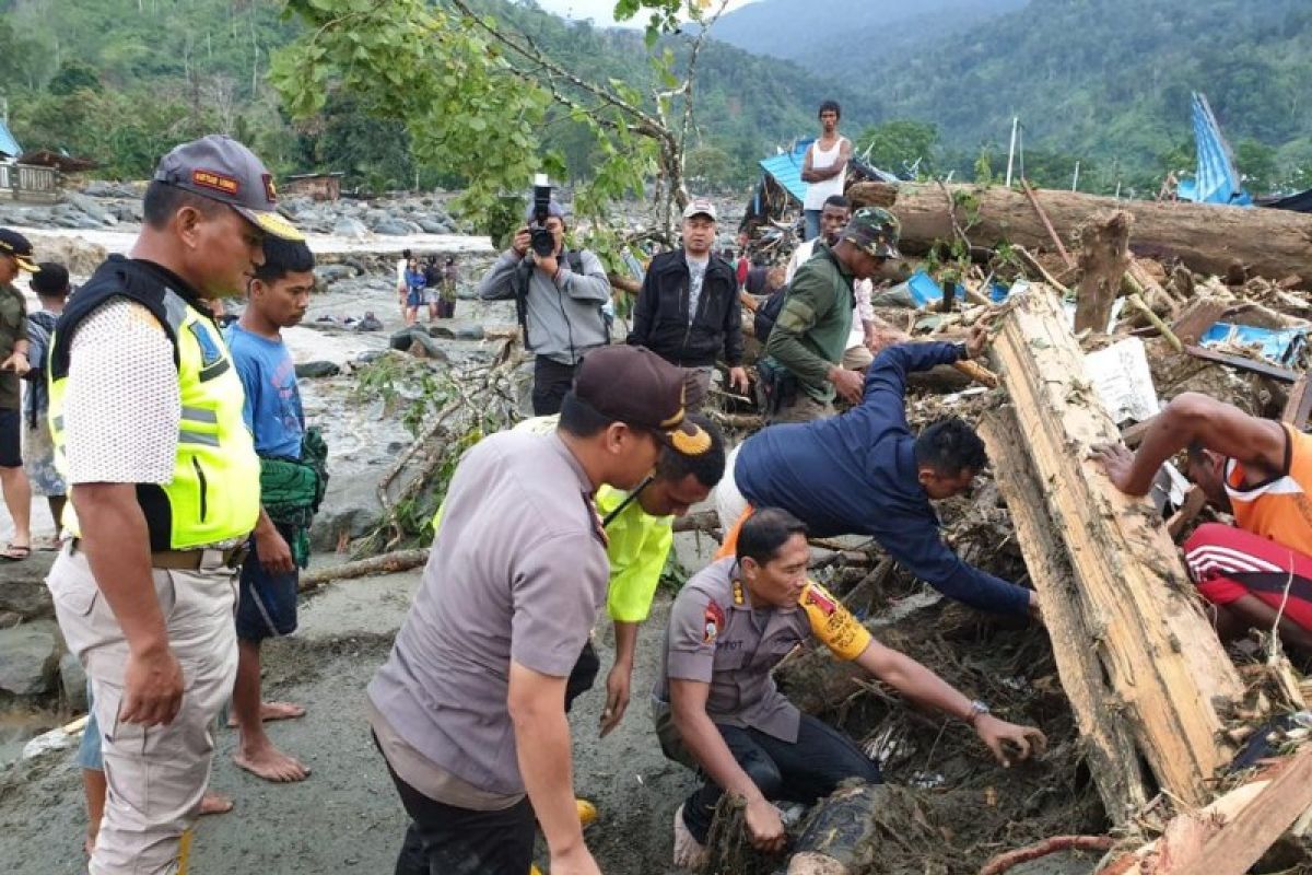 Kodim 1702/Jayawijaya bantu korban banjir bandang Jayapura