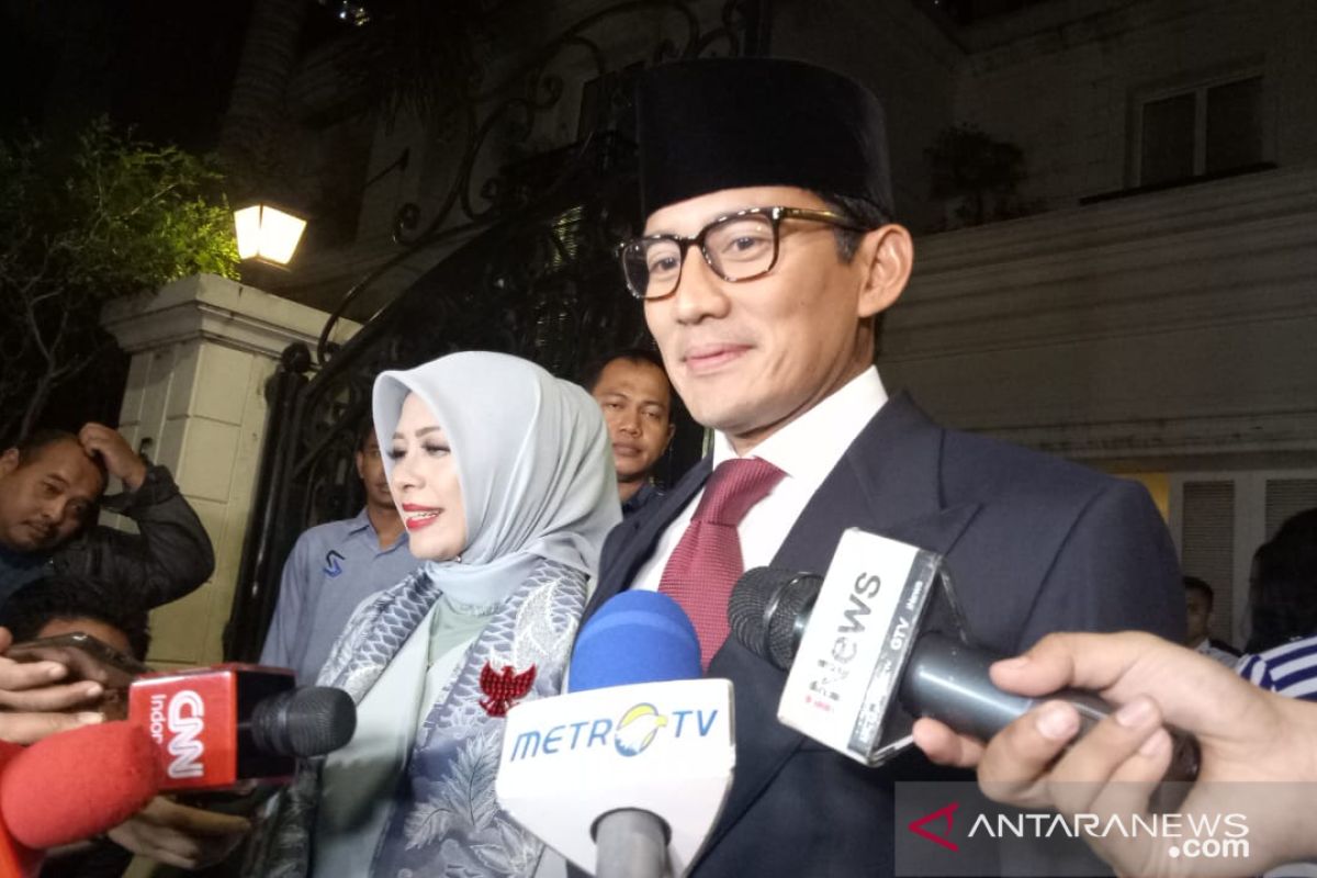 Sandiaga didampingi istrinya menuju ke lokasi debat