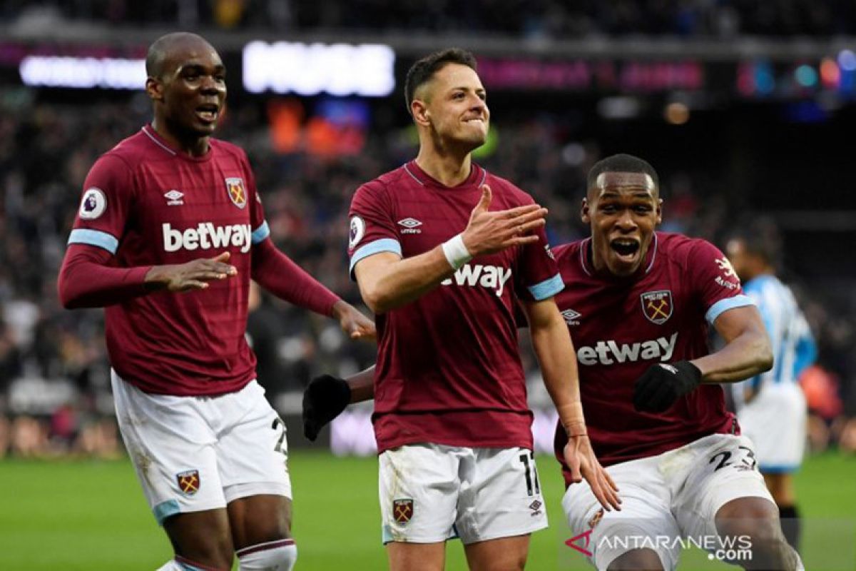 Chicharito rayakan gol ke-50 di Liga Inggris