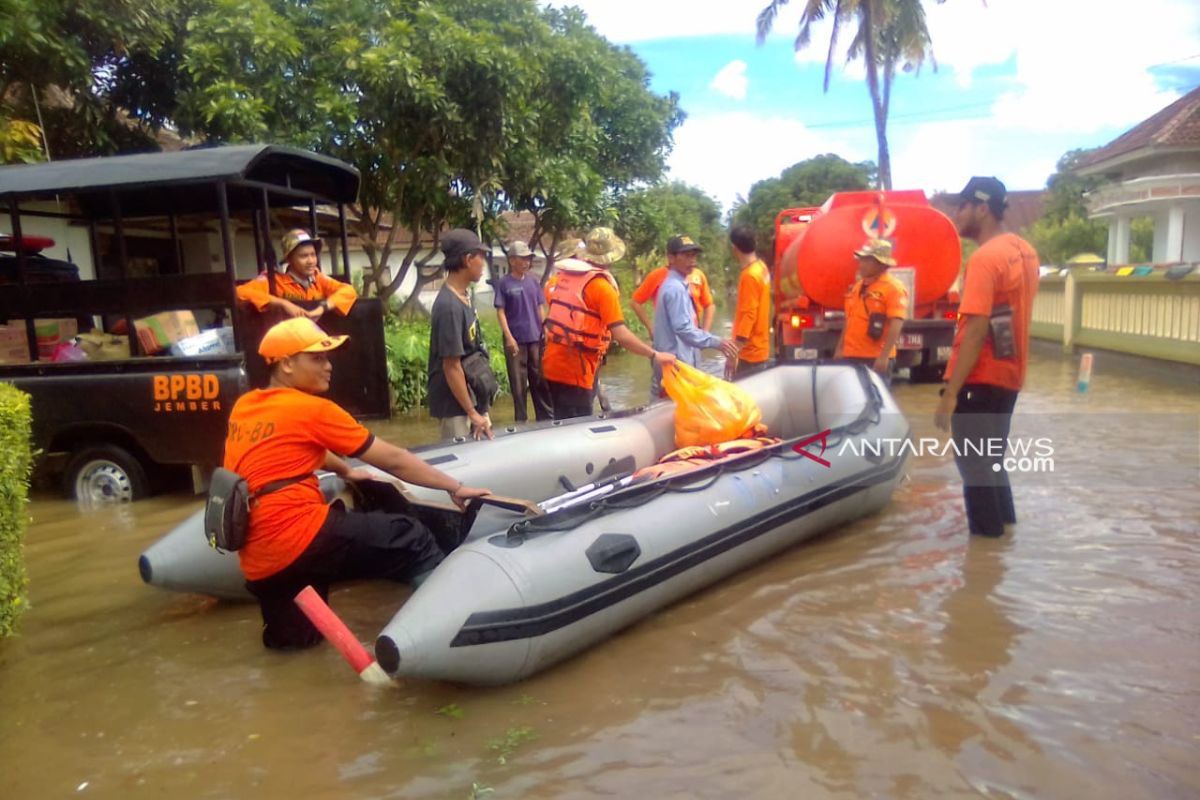 BPBD-PMI Jember dirikan dapur umum untuk korban banjir Wonoasri