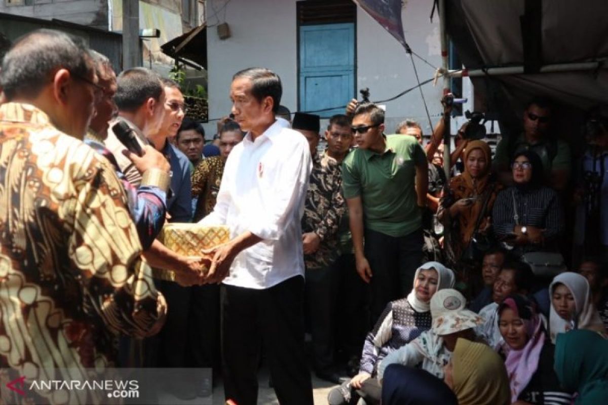 Presiden Jokowi serahkan bantuan kepada korban bom Sibolga