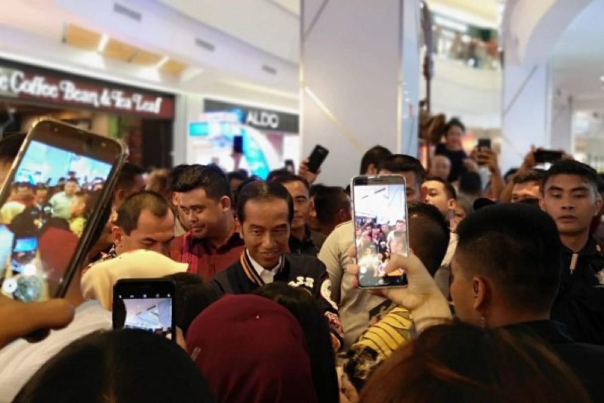 Jokowi blusukan ke mal di Medan