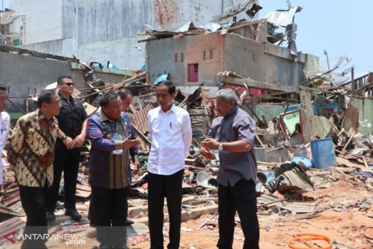 Presiden Jokowi tinjau lokasi bom di Sibolga