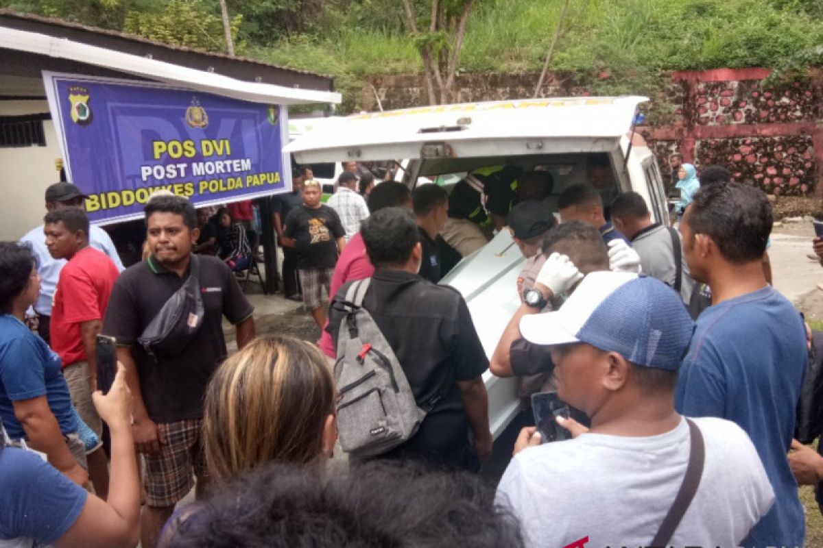 Keluarga korban banjir bandang berdatangan ke RS Bhayangkara