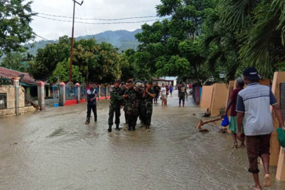 Anggota Yonif RK 751/VJS amankan peti uang terbawa banjir