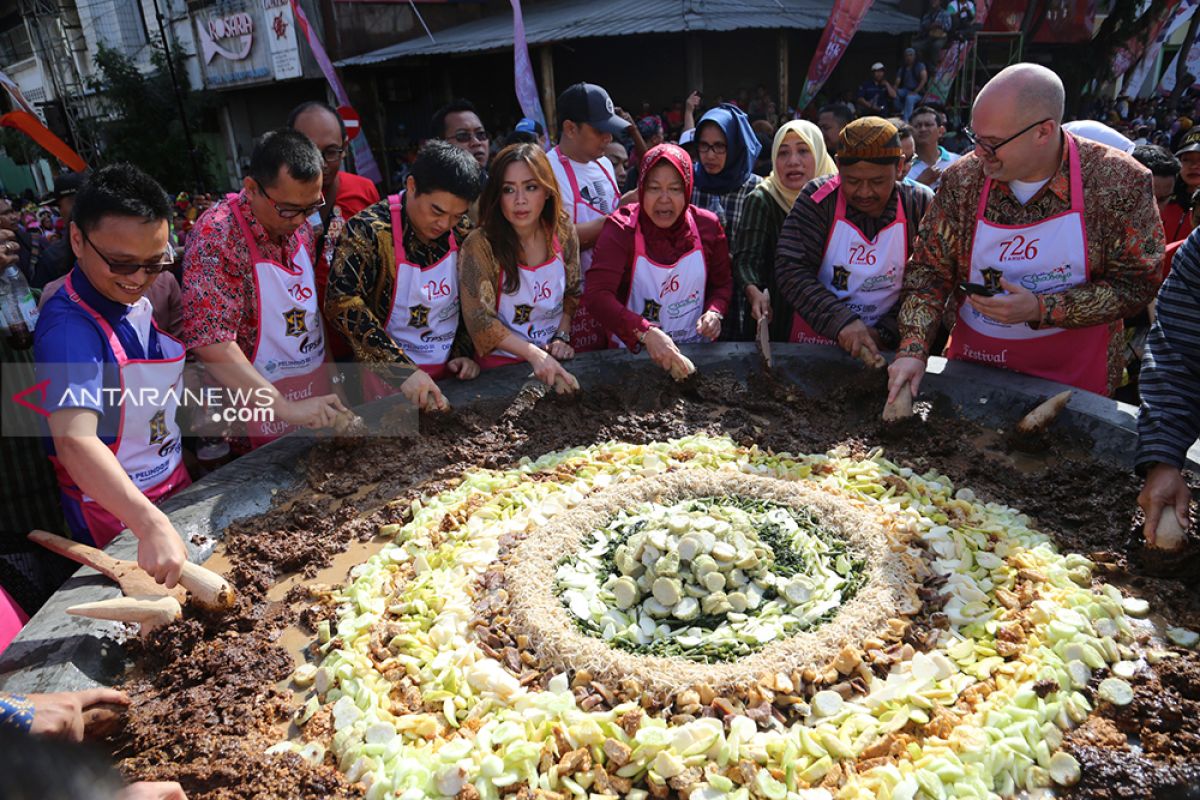 Festival Rujak Uleg 2019 di Surabaya sukses pecahkan dua rekor MURI