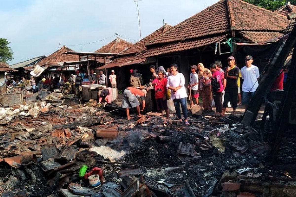 Puluhan kios di Pasar Legi Jombang ludes terbakar