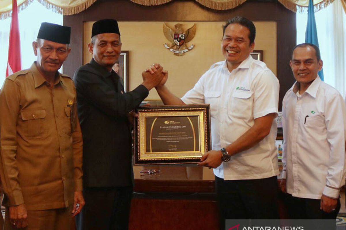 Bupati Nagan Raya terima penghargaan BPJS Ketenagakerjaan