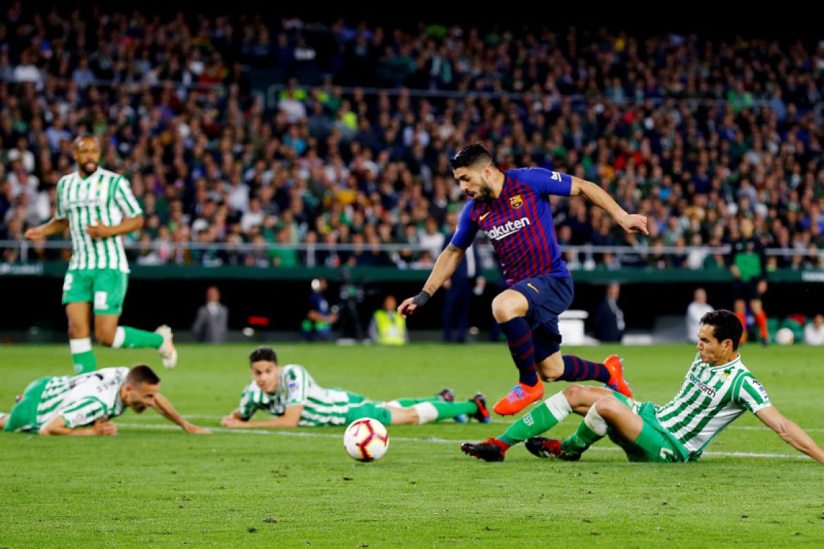 Barcelona terancam kehilangan Suarez usai alami cedera lawan Betis