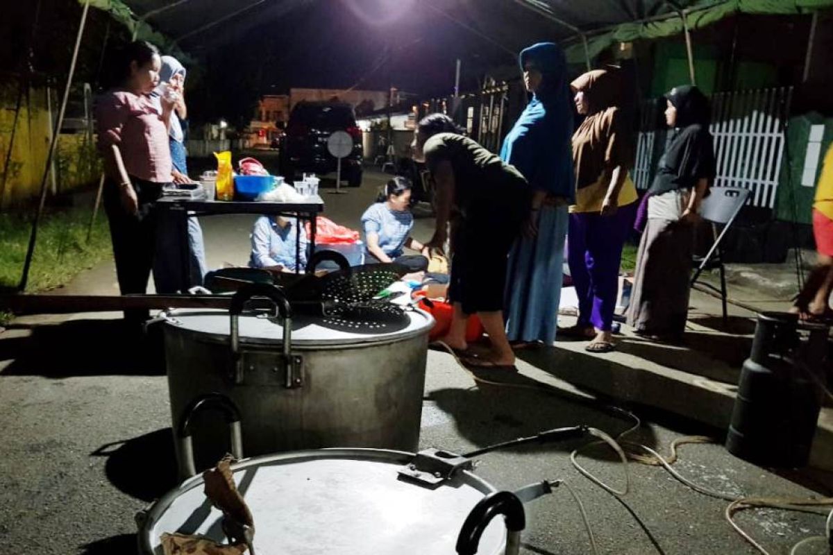 Persit Korem buka dapur lapangan pengungsi banjir bandang Sentani