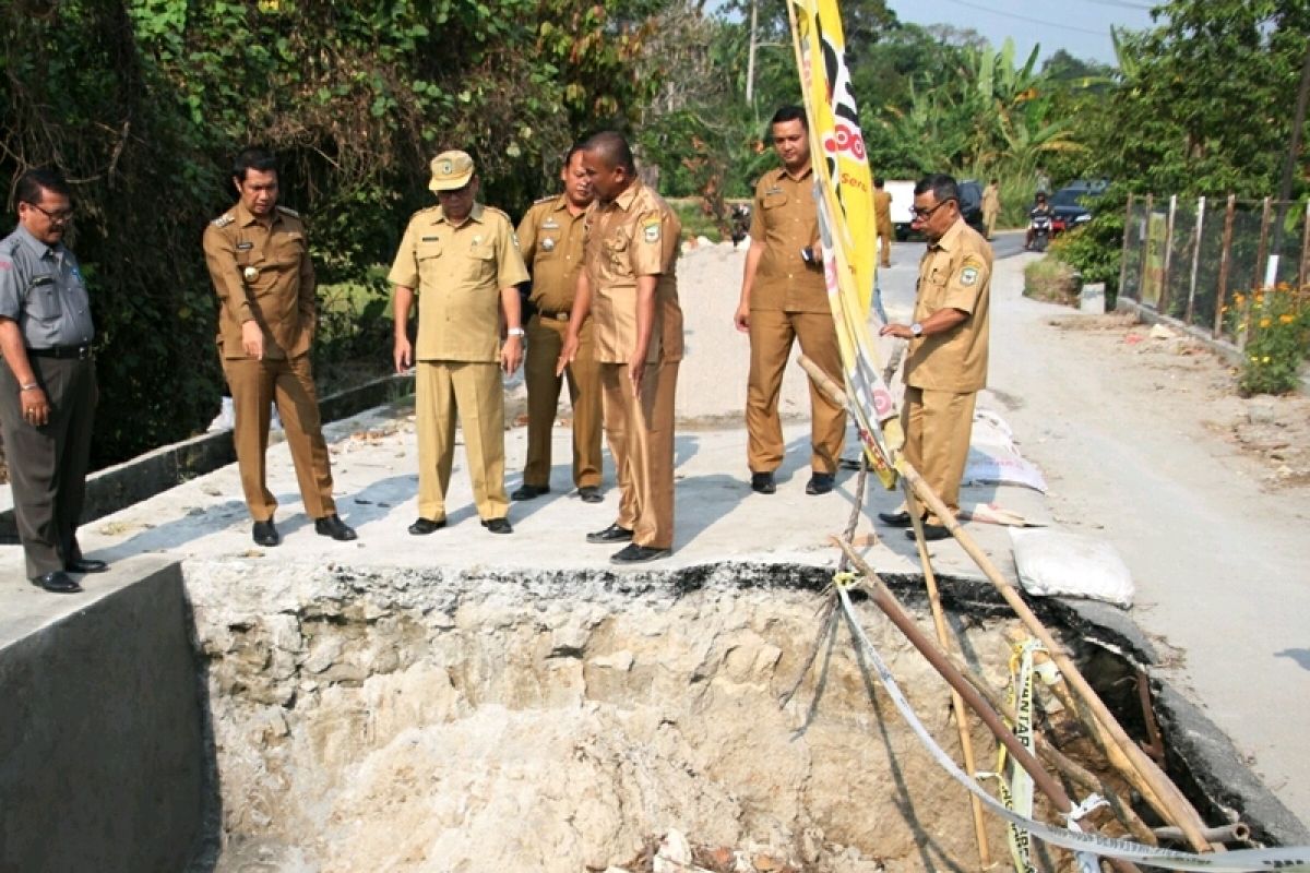 Wali Kota Pematangsiantar tinjau perbaikan jalan amblas