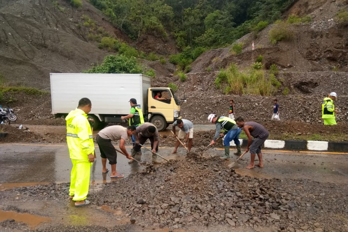 Ini akibat ditimbulkan hujan di jalan Sentani