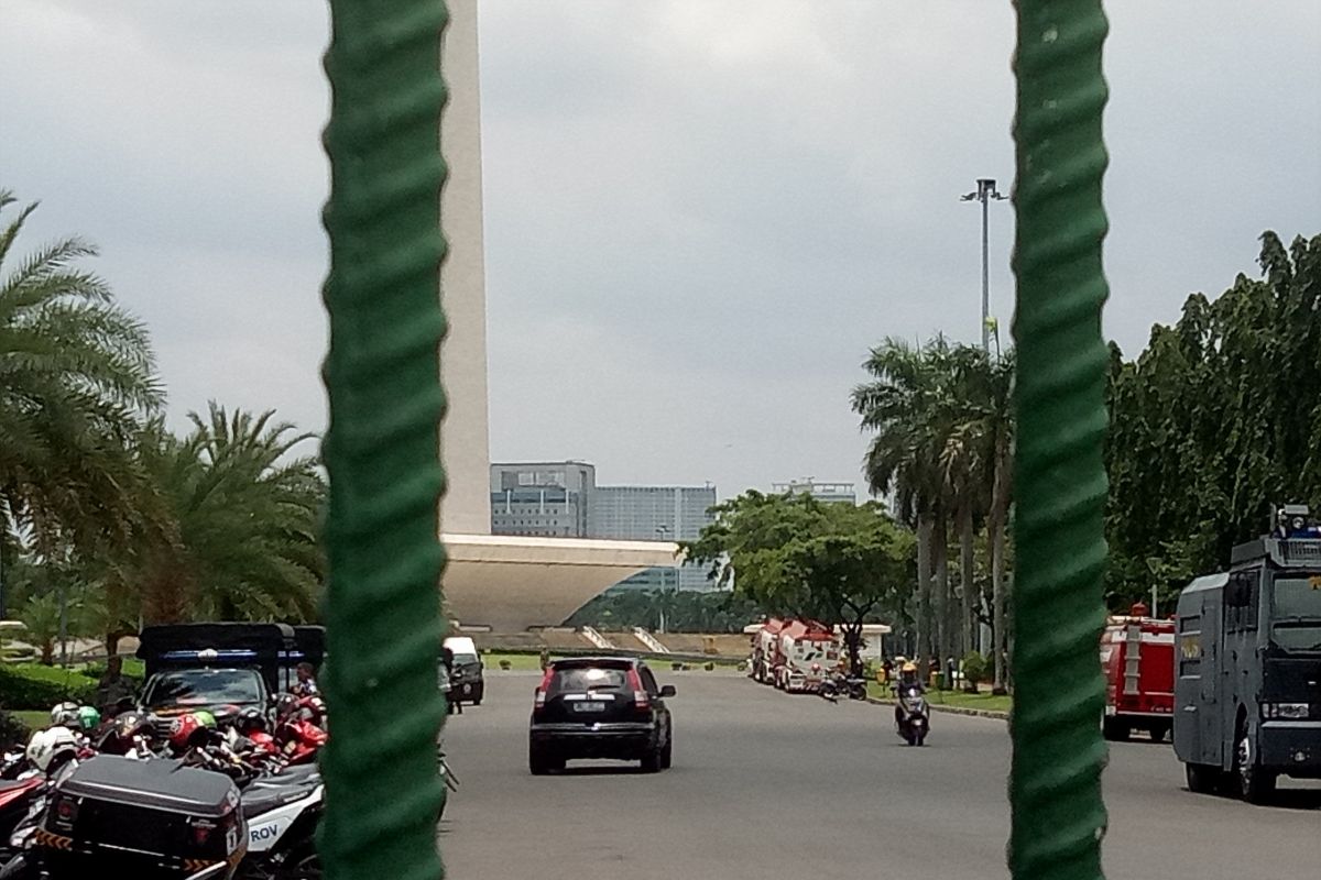 Dua mobil tangki Pertamina terparkir di halaman Monas