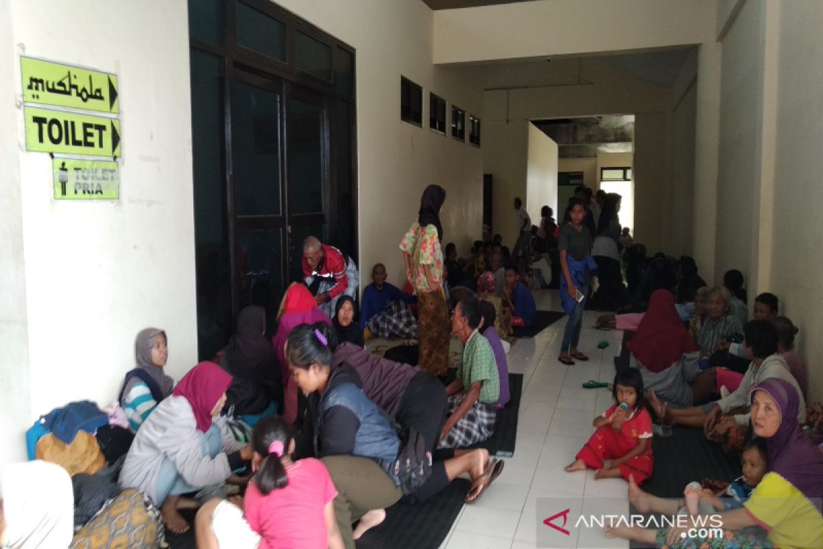 Ratusan korban banjir Kulonprogo mengungsi di Stadion Cangkring