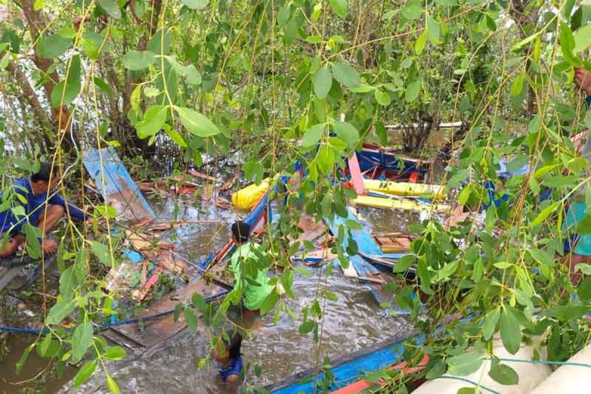 Basarnas  evakuasi korban kecelakaan speedboat di Banyuasin