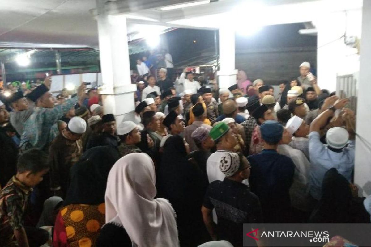 Jenazah ibunda UAS tiba di rumah duka