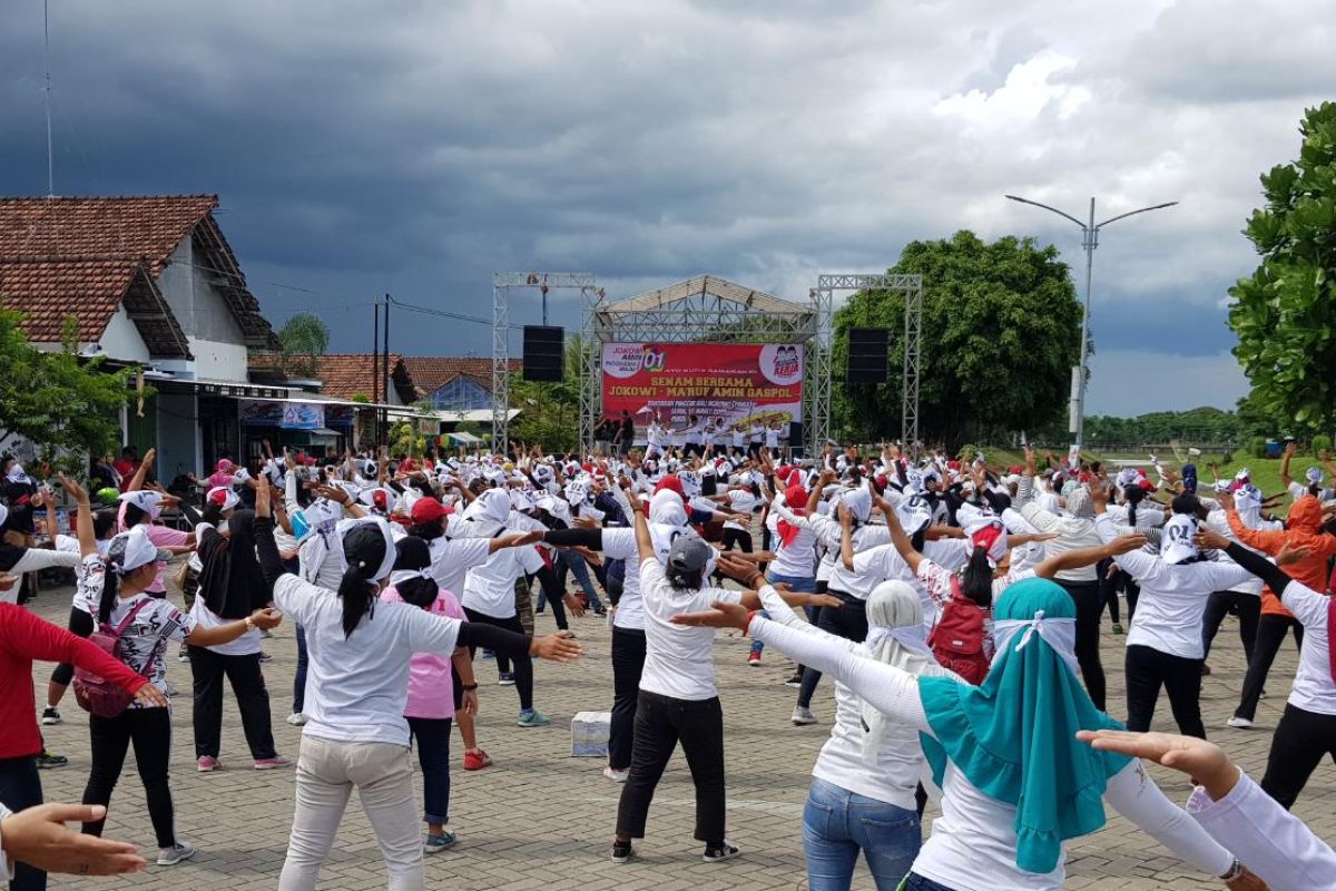 Senam massal, seribuan ibu-remaja putri deklarasi dukung Jokowi-Ma'ruf