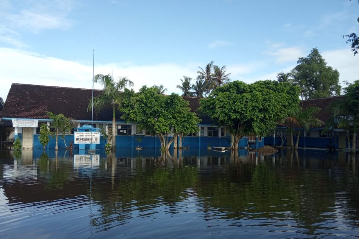 Terendam banjir, ratusan siswa SDN Wonoasri 01 di Jember diliburkan