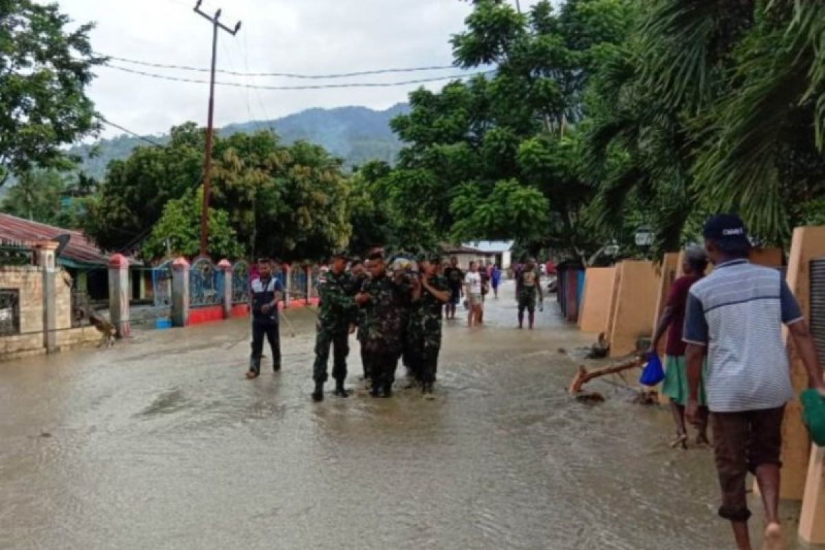 Prajurit TNI amankan peti berisi uang terbawa banjir di Sentani