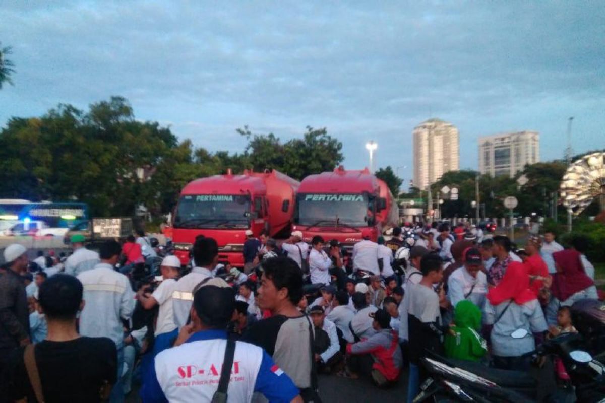 Dua mobil tangki Pertamina dilarikan ke arah Istana, polisi sudah menanganinya