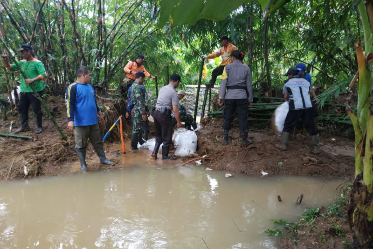 Tanggul Sungai Angin jebol, petugas gabungan di Banyumas dikerahkan