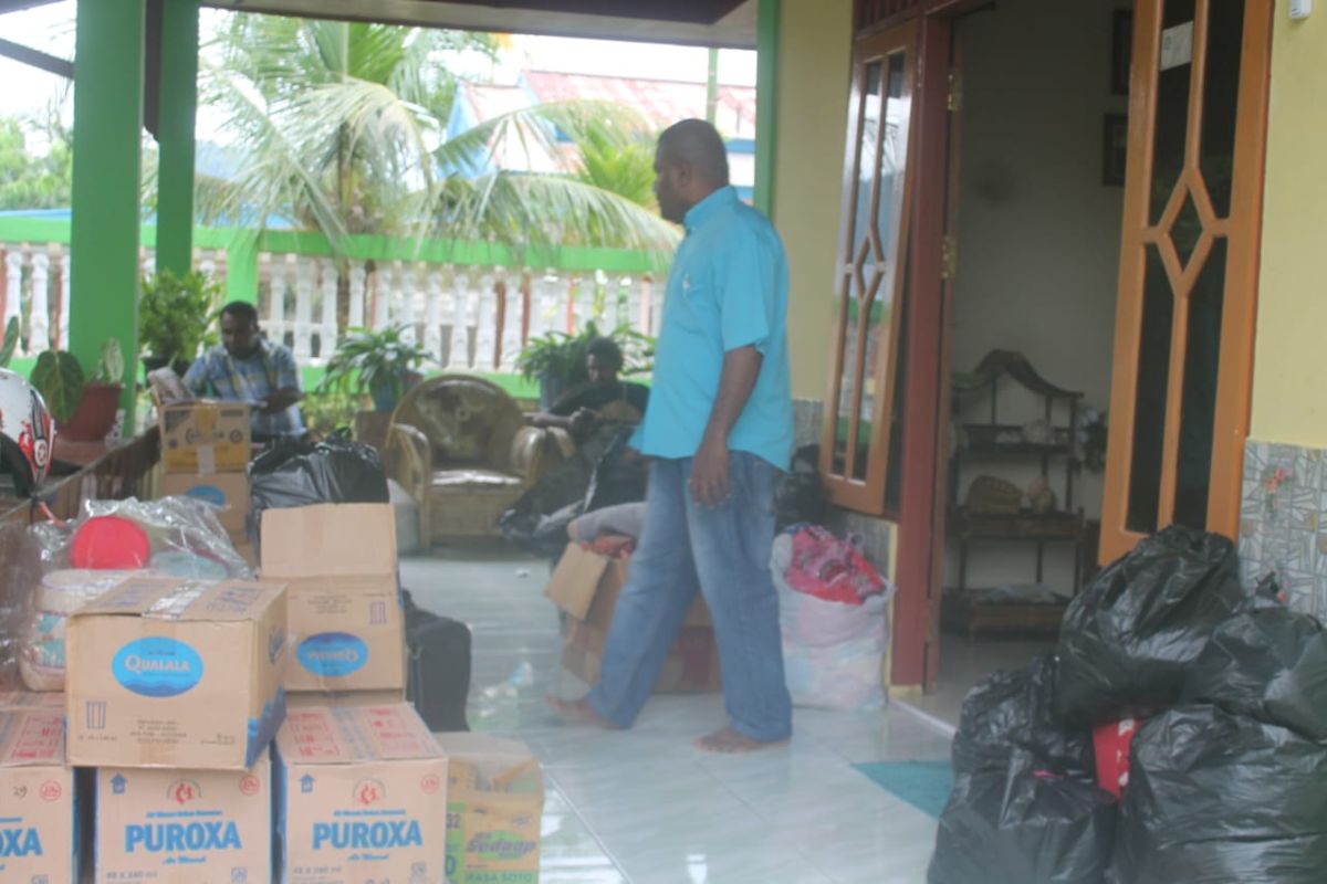 Alumni Uncen sumbang makanan untuk korban banjir