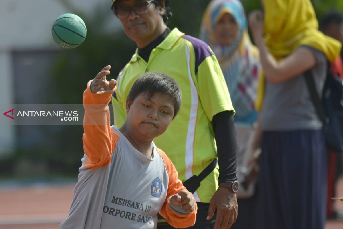 Ratusan ABK ikuti turnamen olahraga softball dan tolak peluru di Kota Surabaya