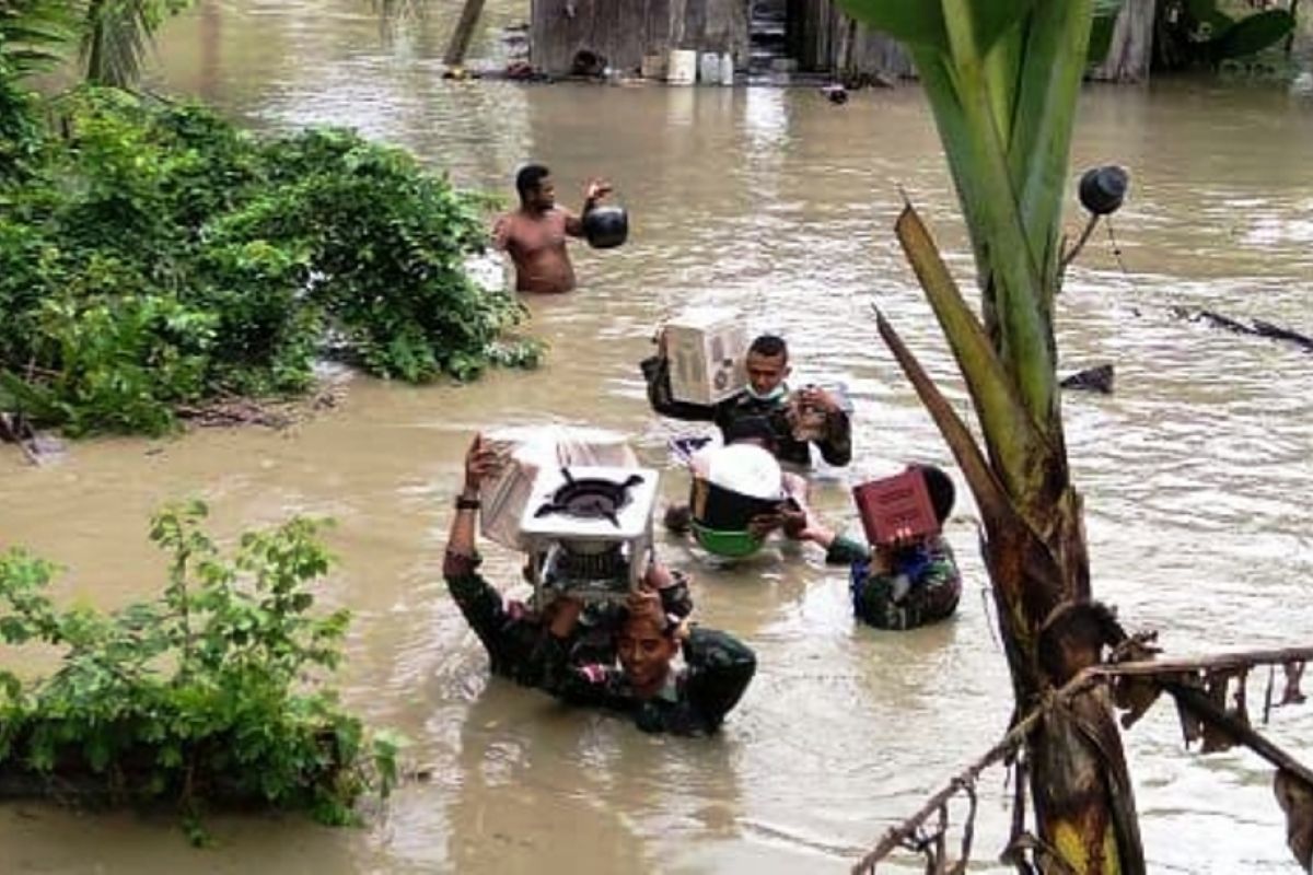 TNI bantu warga terjebak banjir akibat meluapnya sungai Tami