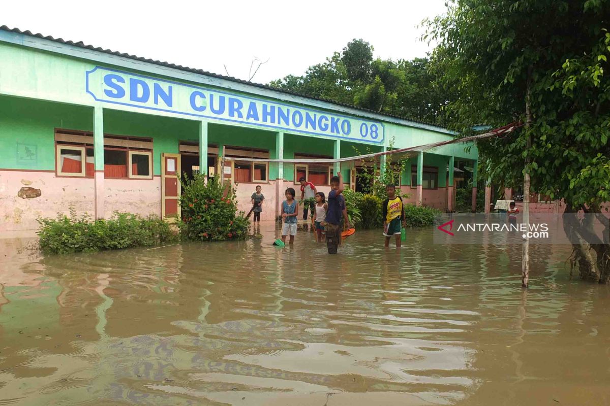 Terendam banjir, sejumlah sekolah di Tempurejo Jember diliburkan (Video)