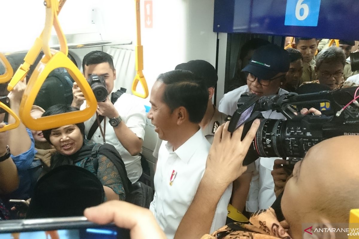 Jokowi rides MRT Jakarta during trial run