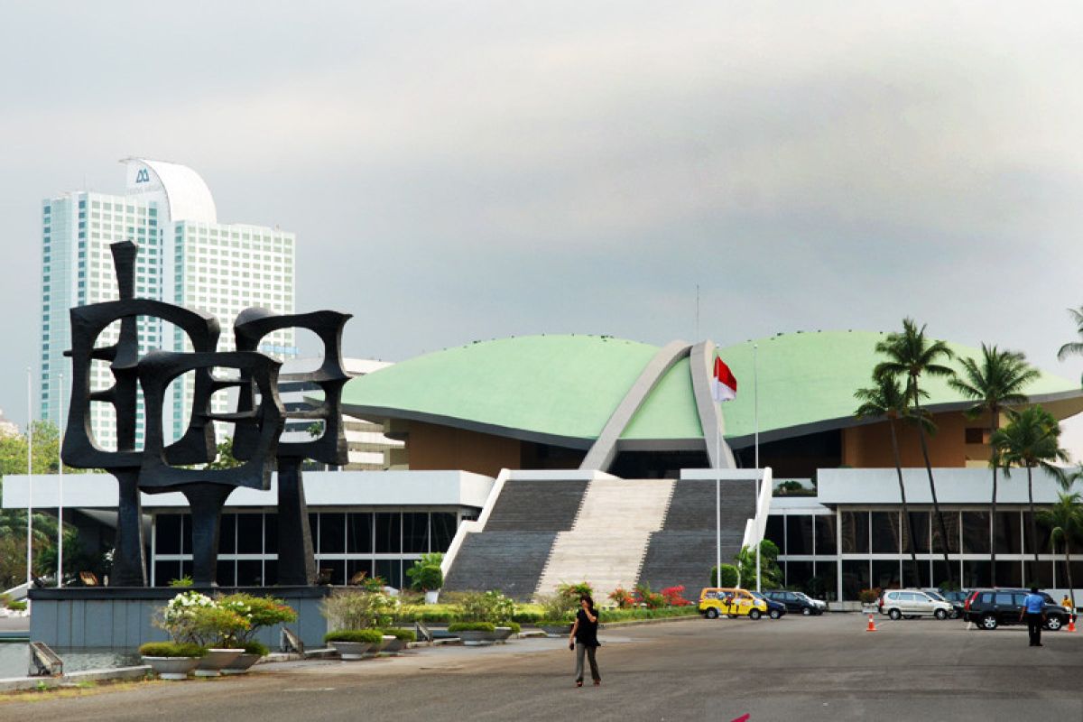 Kompleks Gedung DPR lengang dan digembok