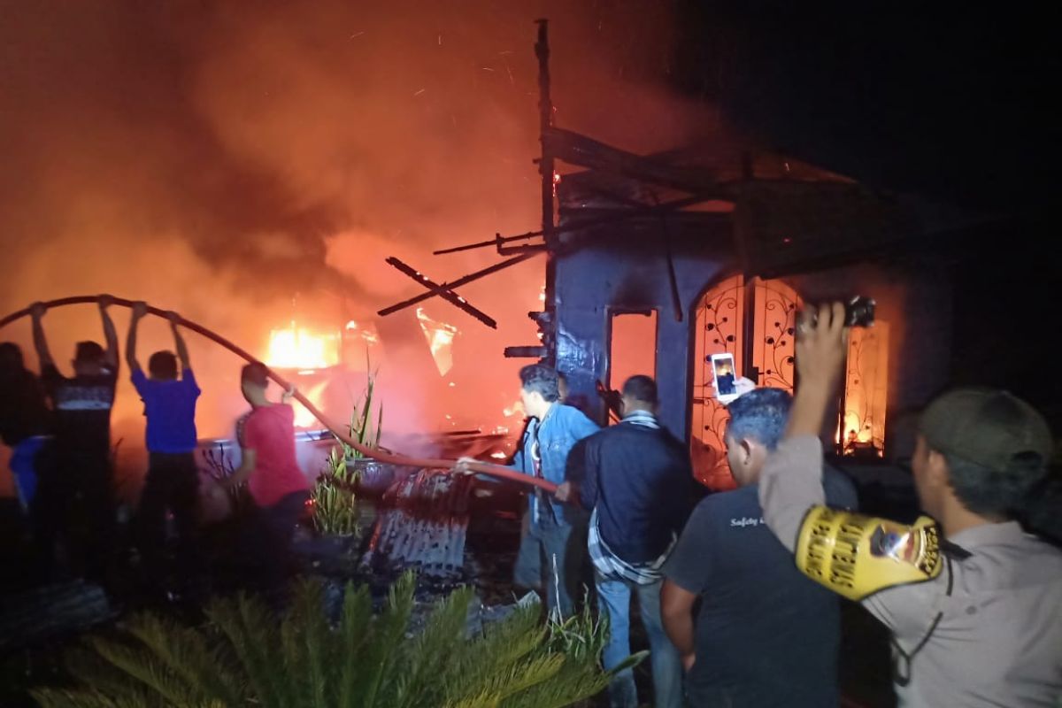 Suara letupan terdengar saat rumah keluarga Herman di Alahan Panjang Solok terbakar