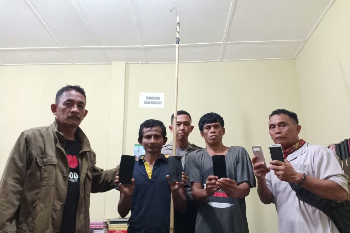 Polisi Langkat ringkus dua tersangka pencuri handphone