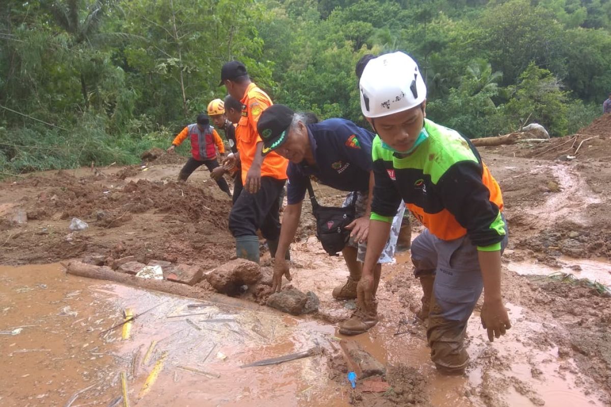 Bantu pencarian dua korban longsor Bantul, ACT terjunkan tim "rescue"