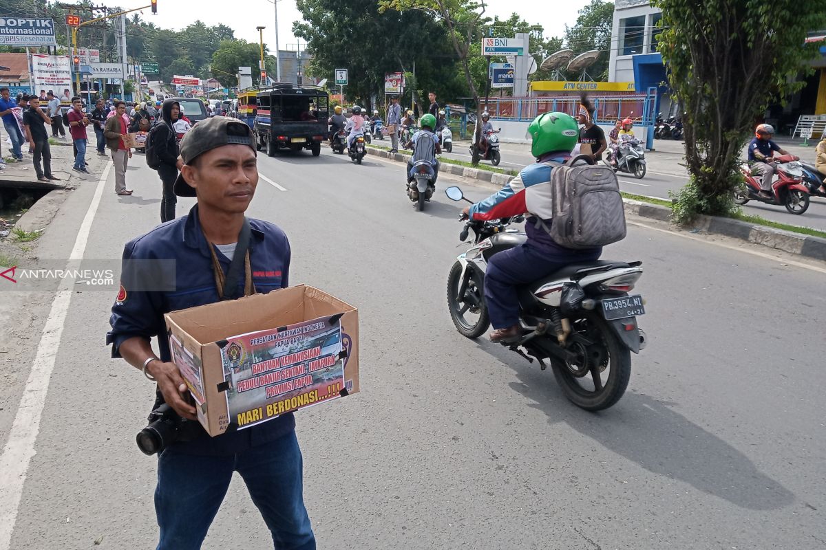 Pengumpul donasi banjir sentani mengantre di traffic light Manokwari