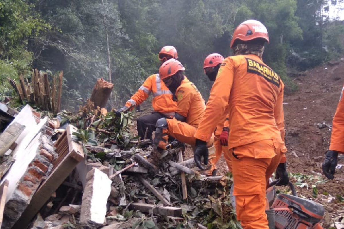 Dua korban tertimbun longsor di Bantul belum ditemukan