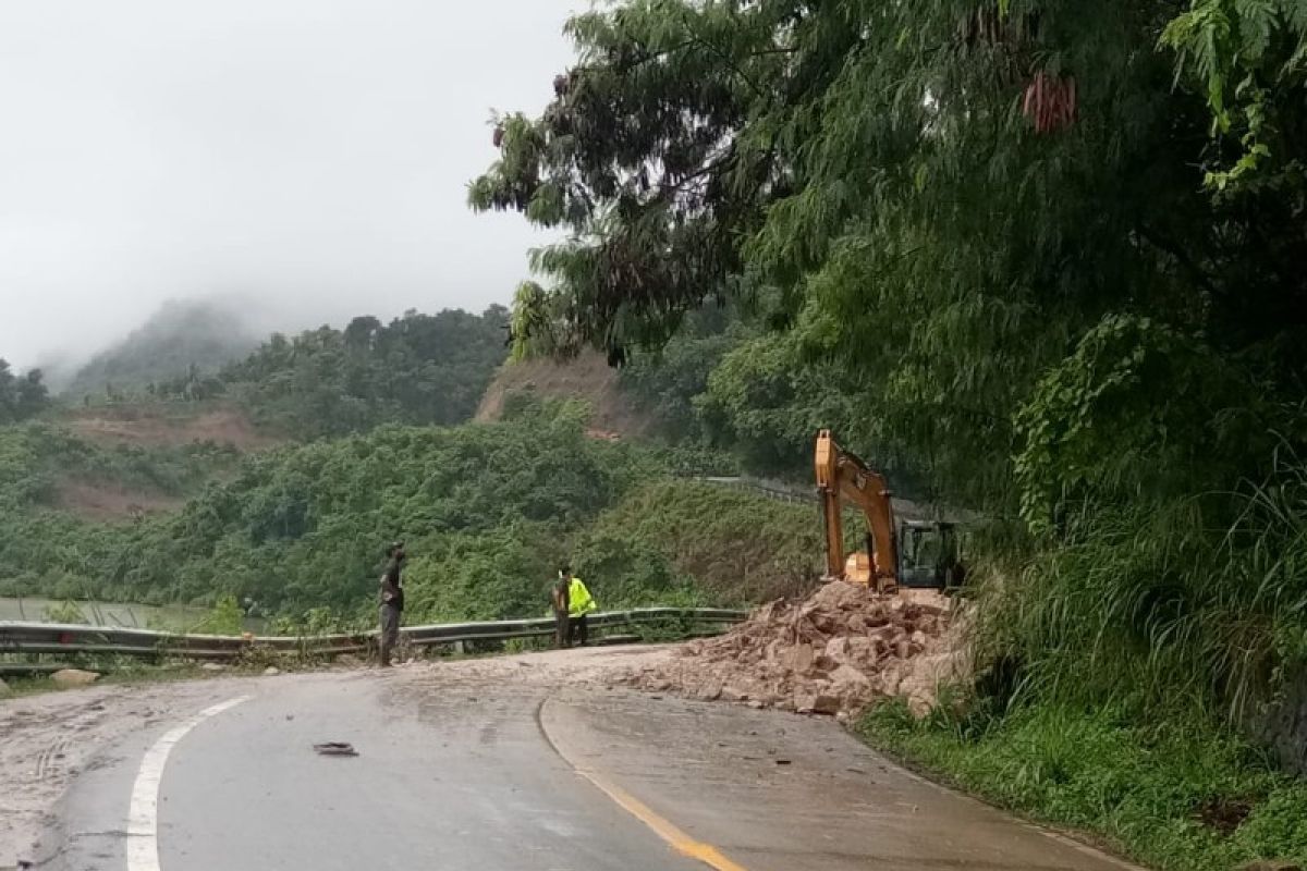 Longsoran tanah menutupi bagian jalan di Nafri Kota Jayapura