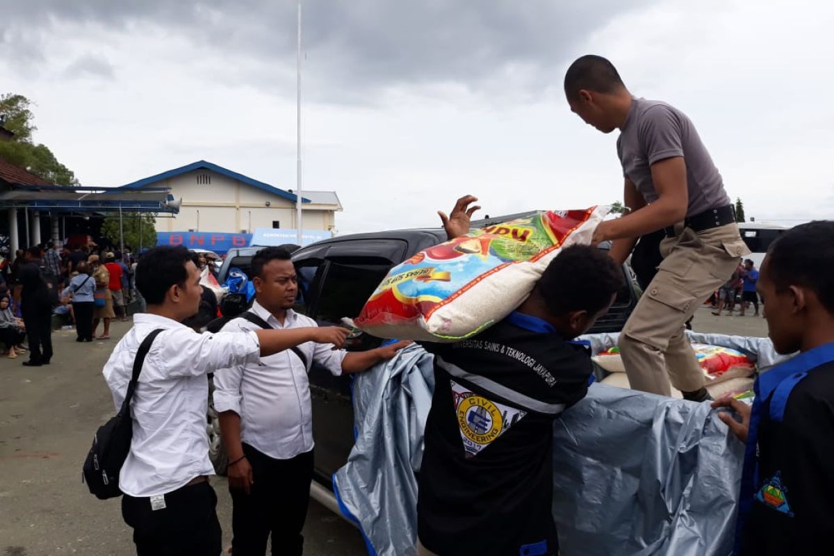 Polda Papua berikan bantuan satu ton beras kepada korban banjir