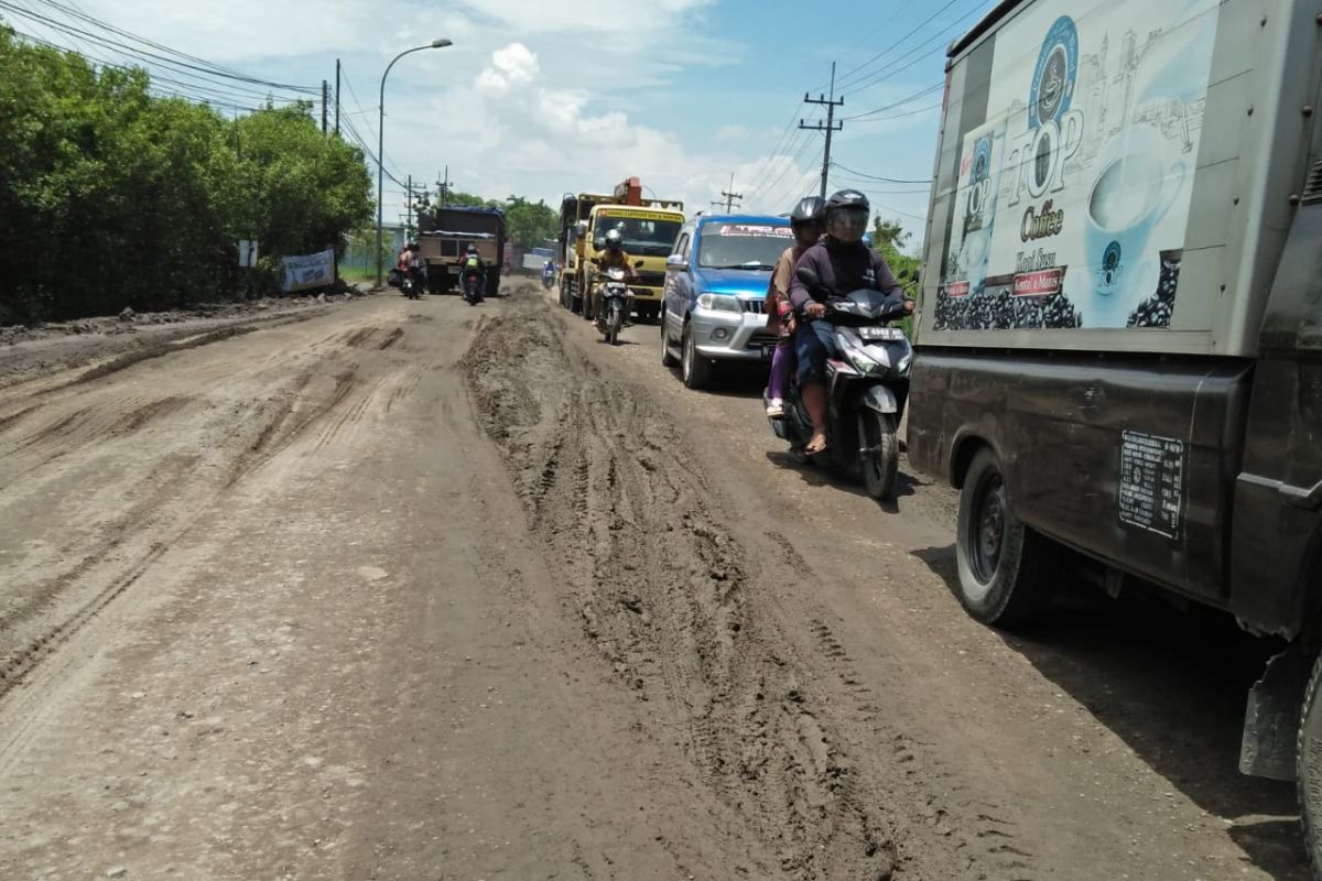 Hati-hati, jalan nasional Gresik-Surabaya berlumpur usai hujan